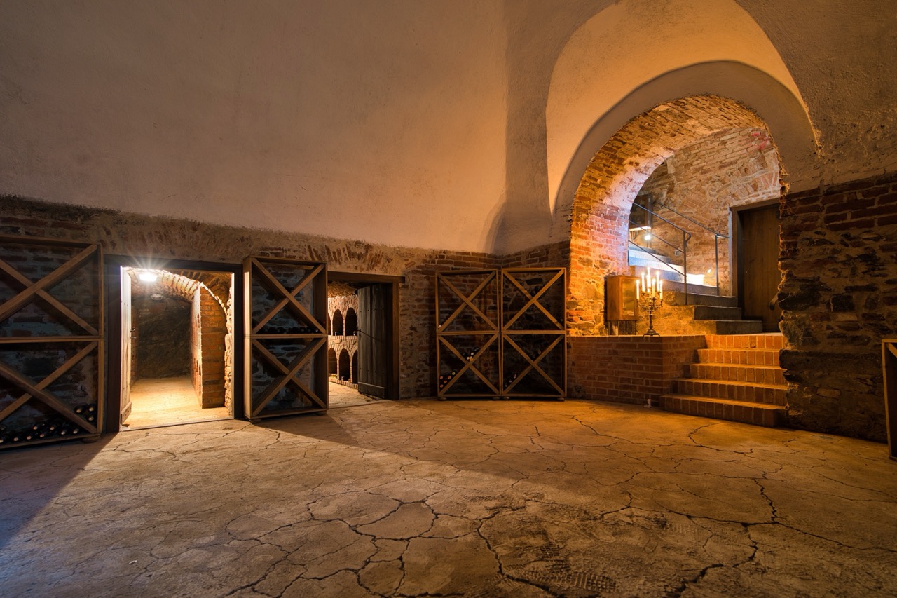 Vinný sklep zámku Château Luka — cihlové klenby pro degustace vín
