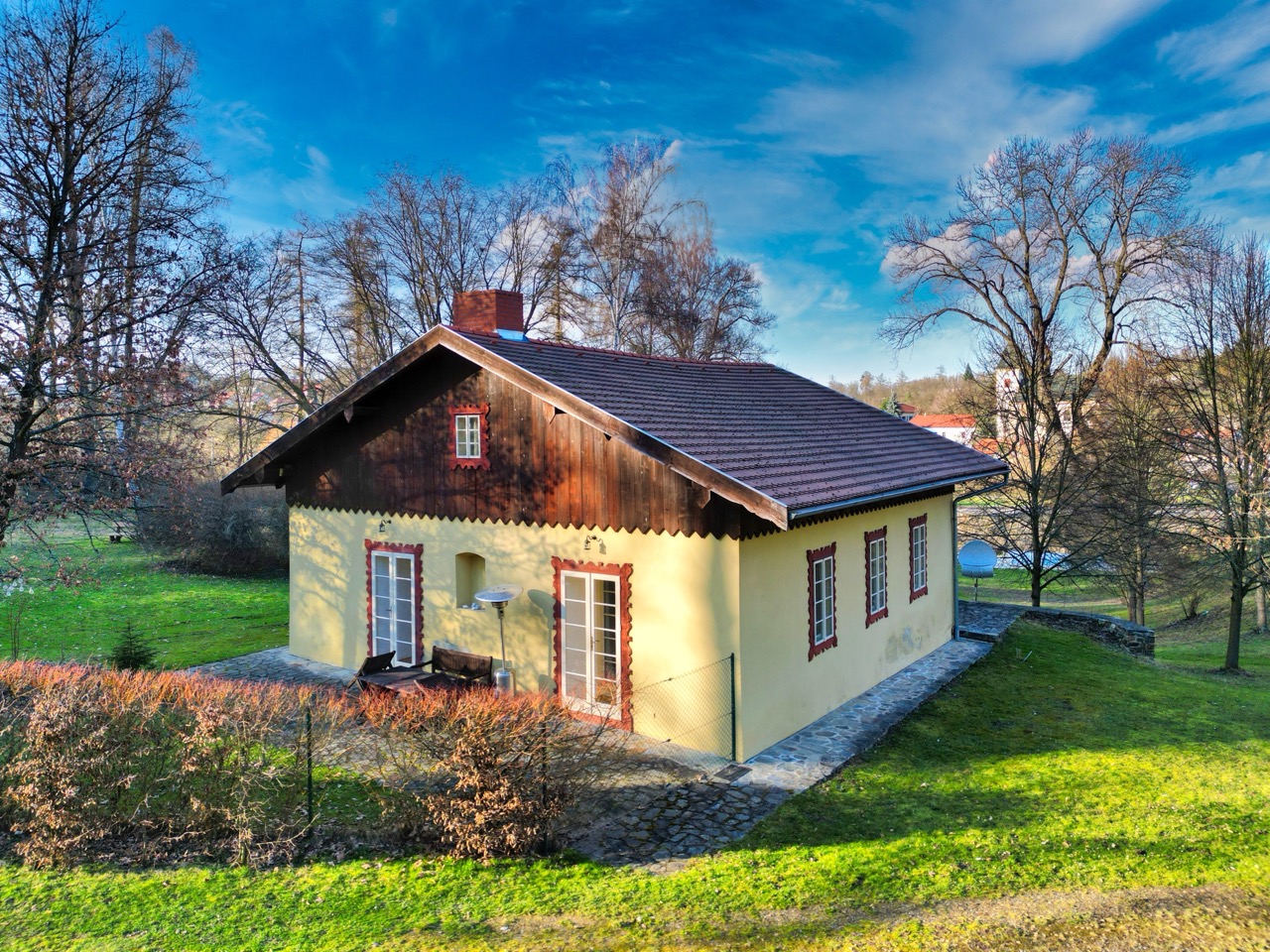 Interiér hájenky v zámeckém parku Luka